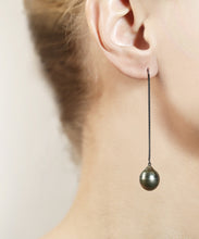 Load image into Gallery viewer, Tahitian teardrop pearl earrings