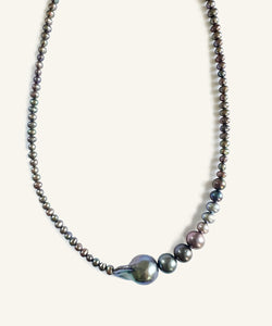 Asymmetric black pearl necklace