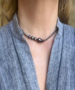 Asymmetric black pearl necklace