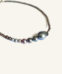 Asymmetric black pearl necklace