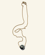 Load image into Gallery viewer, TIA Tahitian pearl on gold chain
