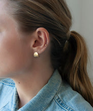 Load image into Gallery viewer, Pellonia gold earrings
