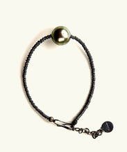 Load image into Gallery viewer, Tahitian black pearl oxydised silver bracelet
